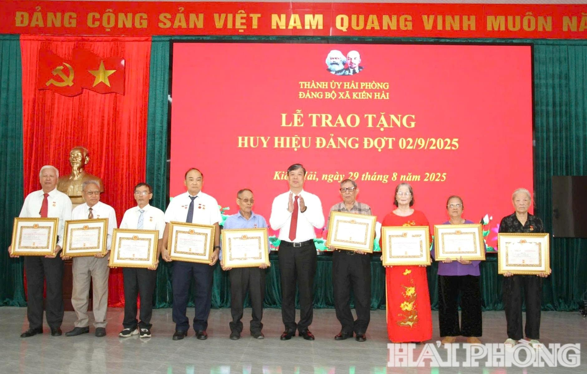 Đảng ủy xã Kiến Hải trao huy hiệu Đảng tặng các đảng viên