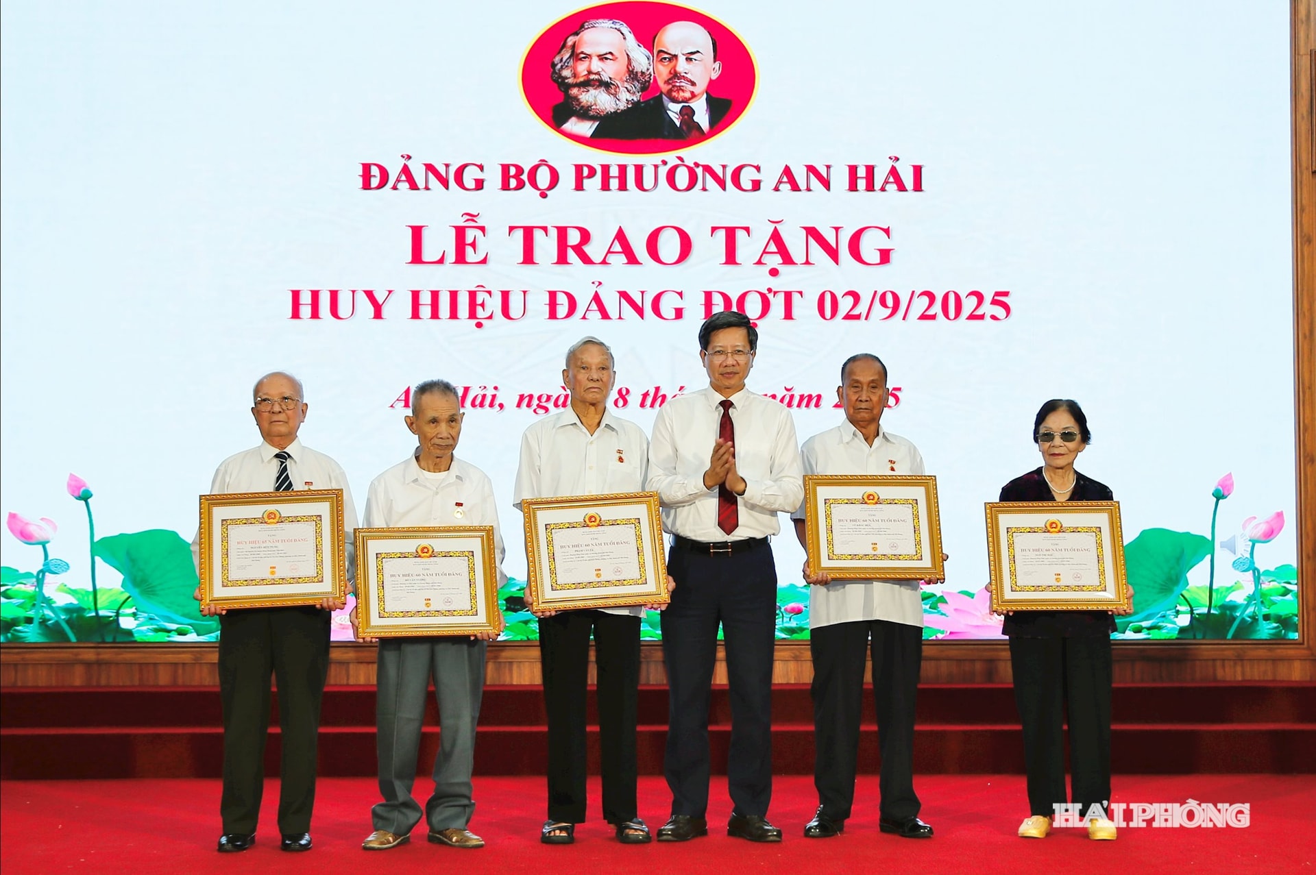 Đồng chí Lê Anh Quân, Uỷ viên ban Thường vụ Thành ủy, Phó chủ tịch Thường trực UBND thành phố trao