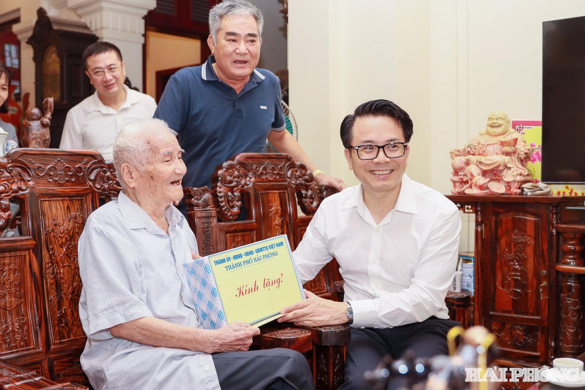 Đồng chí Lê Trí Vũ, Uỷ viên Ban Thường vụ Thành uỷ, Trưởng Ban Tổ chức Thành uỷ tặng quà ông Đặng Nam, lão thành cách mạng