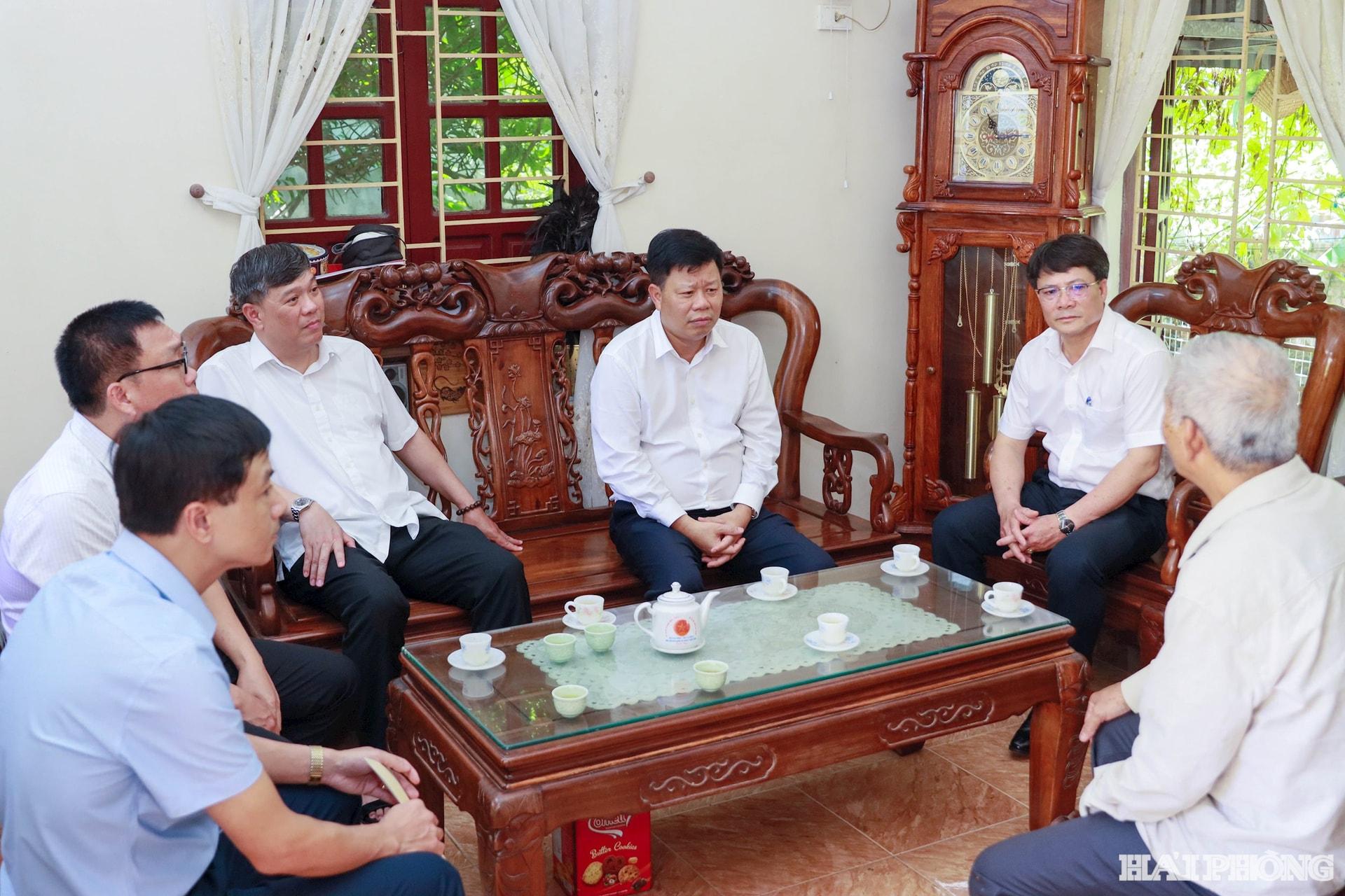 Đồng chí Lê Trung Kiên, Ủy viên Ban Thường vụ Thành ủy, Trưởng Ban Quản lý Khu kinh tế Hải Phòng thăm tặng quà