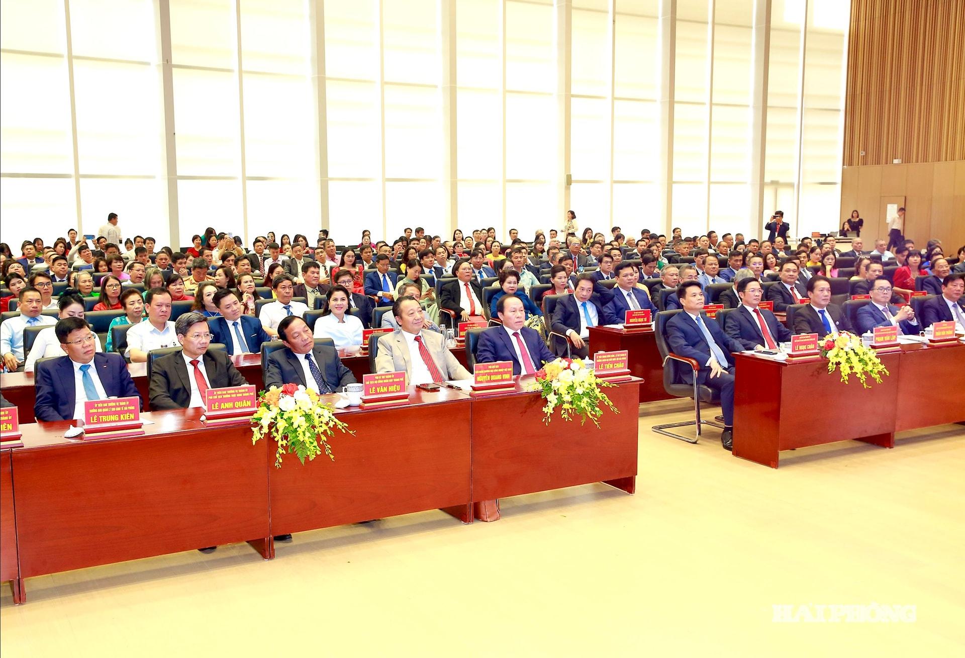 Đồng chí Lê Tiến Châu, Uỷ viên Trung ương Đảng, Bí thư Thành uỷ, Trưởng đoàn đại biểu Quốc hội Hải Phòng cùng các đồng chí lãnh đạo thành phố và Trung ương dự Hội nghị gặp mặt doanh nghiệp thành phố .