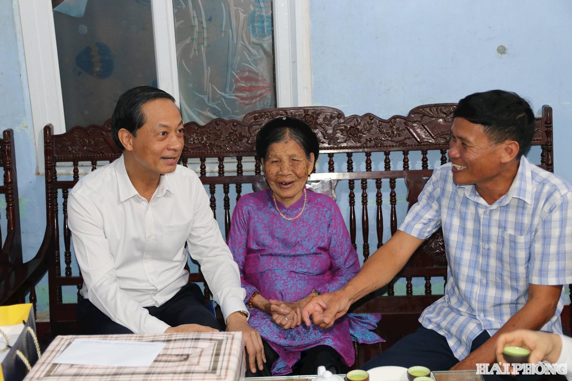 Đồng chí Phó Bí thư Thường trực Thành ủy Đỗ Mạnh Hiến thăm tặng quà Mẹ Việt Nam anh hùng Đào Thị Nghĩ