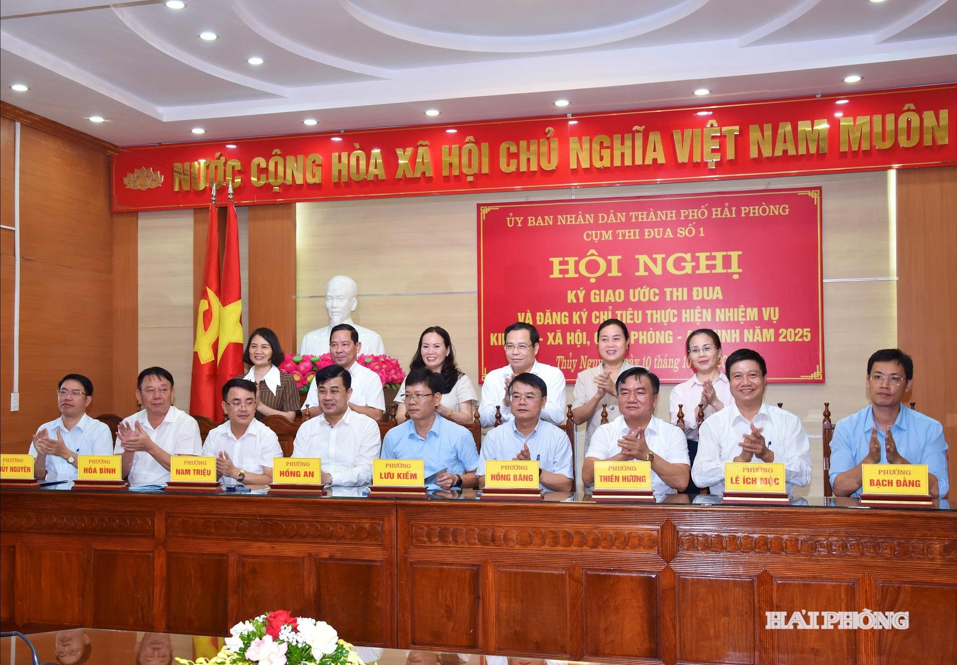 Các đại biểu chứng kiến các đơn vị ký kết giao ước thi đua.