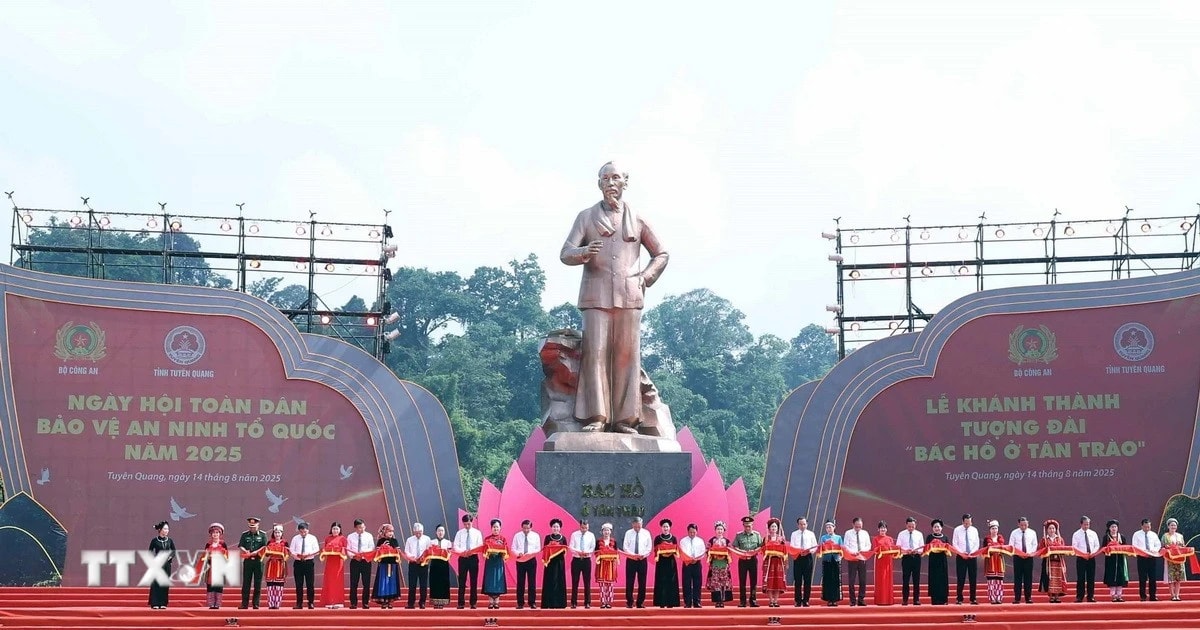 Tổng Bí thư Tô Lâm và các đại biểu thực hiện nghi thức khánh thành Tượng đài “Bác Hồ ở Tân Trào” tại xã Tân Trào, tỉnh Tuyên Quang. (Ảnh: Thống Nhất/TTXVN)