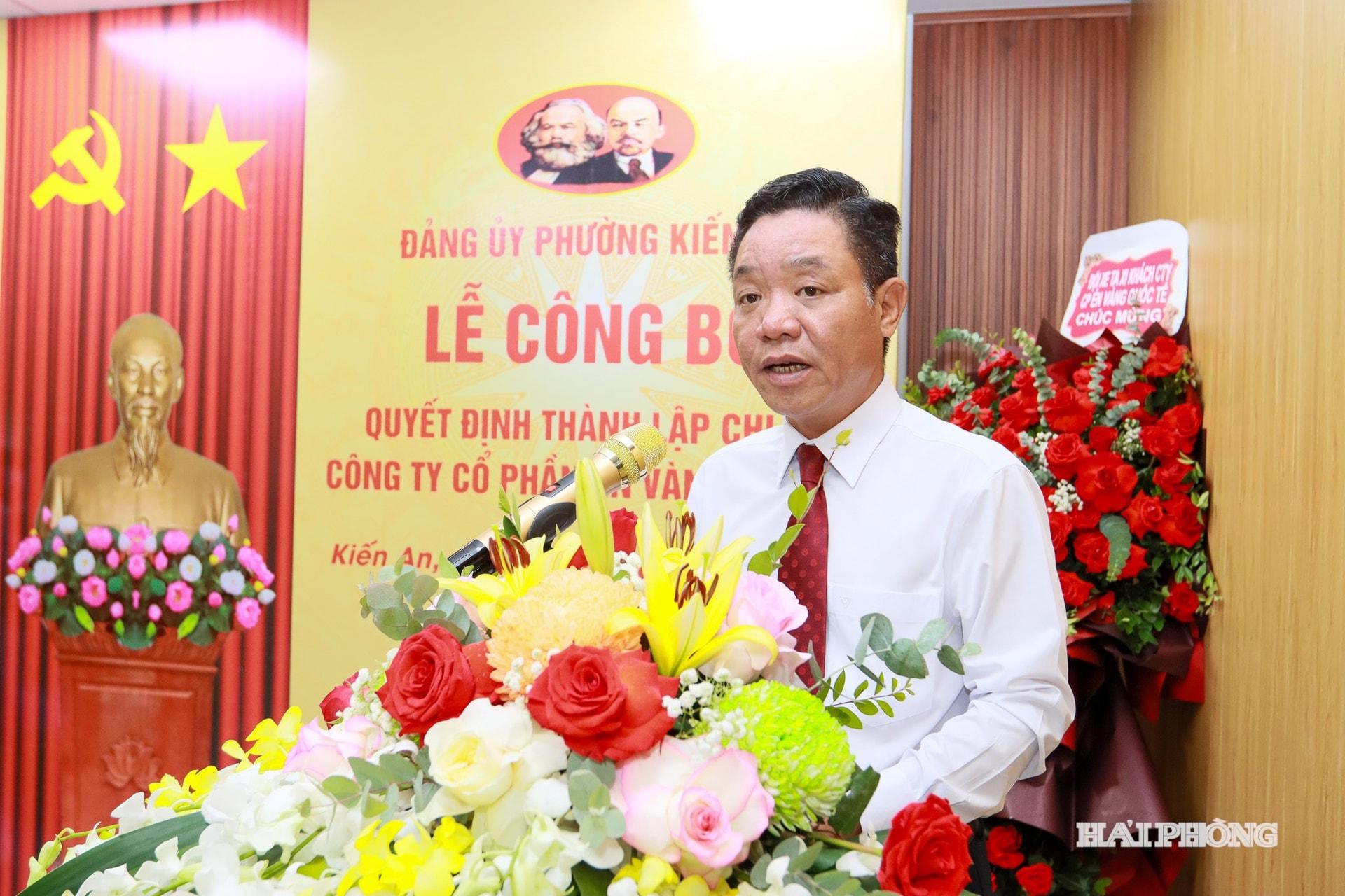 Đồng chí Trần Quang Tuấn, Bí thư Đảng uỷ, Chủ tichj HĐND phường Kiến An phát biểu giao nhiệm vụ