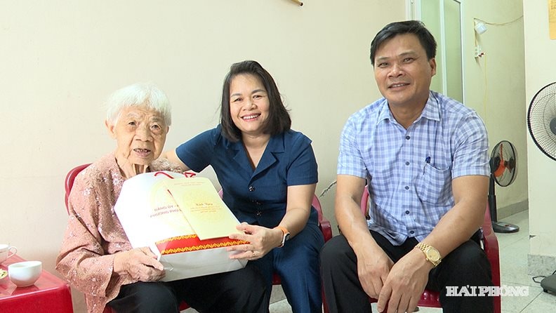 Lãnh đạo Đảng ủy phường Phù liễn tãnh đạo Đảng ủy phường Phù liễn tặng quà gia đình chính sách, người có công với cách mạng trên địa bàn