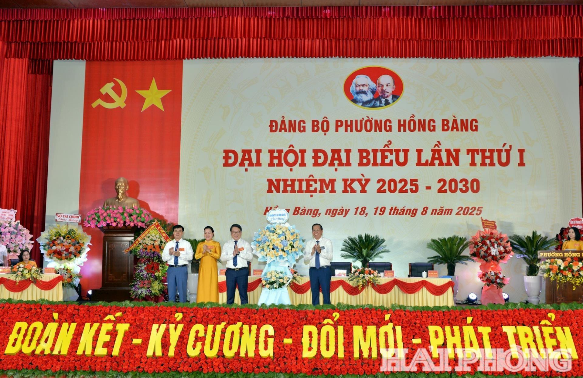 Đồng chí Phan Văn Mãi, Ủy viên Trung ương Đảng, Chủ nhiệm ủy ban kinh tế và tài chính Quốc hội tặng hoa chúc mừng Đại hội.