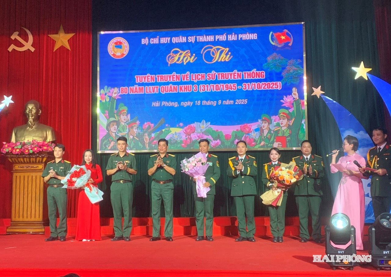 Ban Tổ chức tặng hoa chúc mừng các đội tham gia hội thi