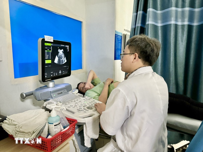 Bác sĩ kiểm tra sức khỏe định kỳ cho phụ nữ mang thai. (Ảnh: TTXVN phát)
