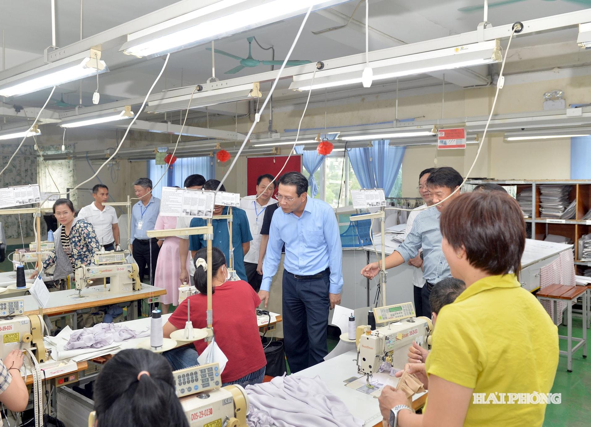 Đồng chí Bùi Đức Quang, Phó chủ tịch Hội đồng nhân dân thành phố thăm hỏi người lao động tại doanh nghiệp