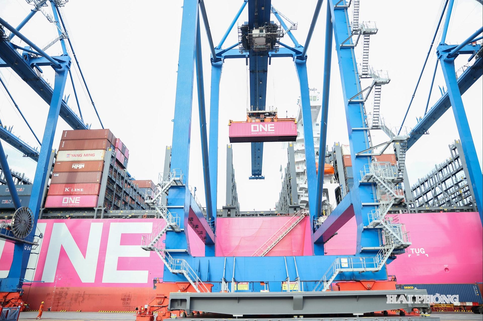 Container đầu tiên từ tàu One Singapor nhập cảng