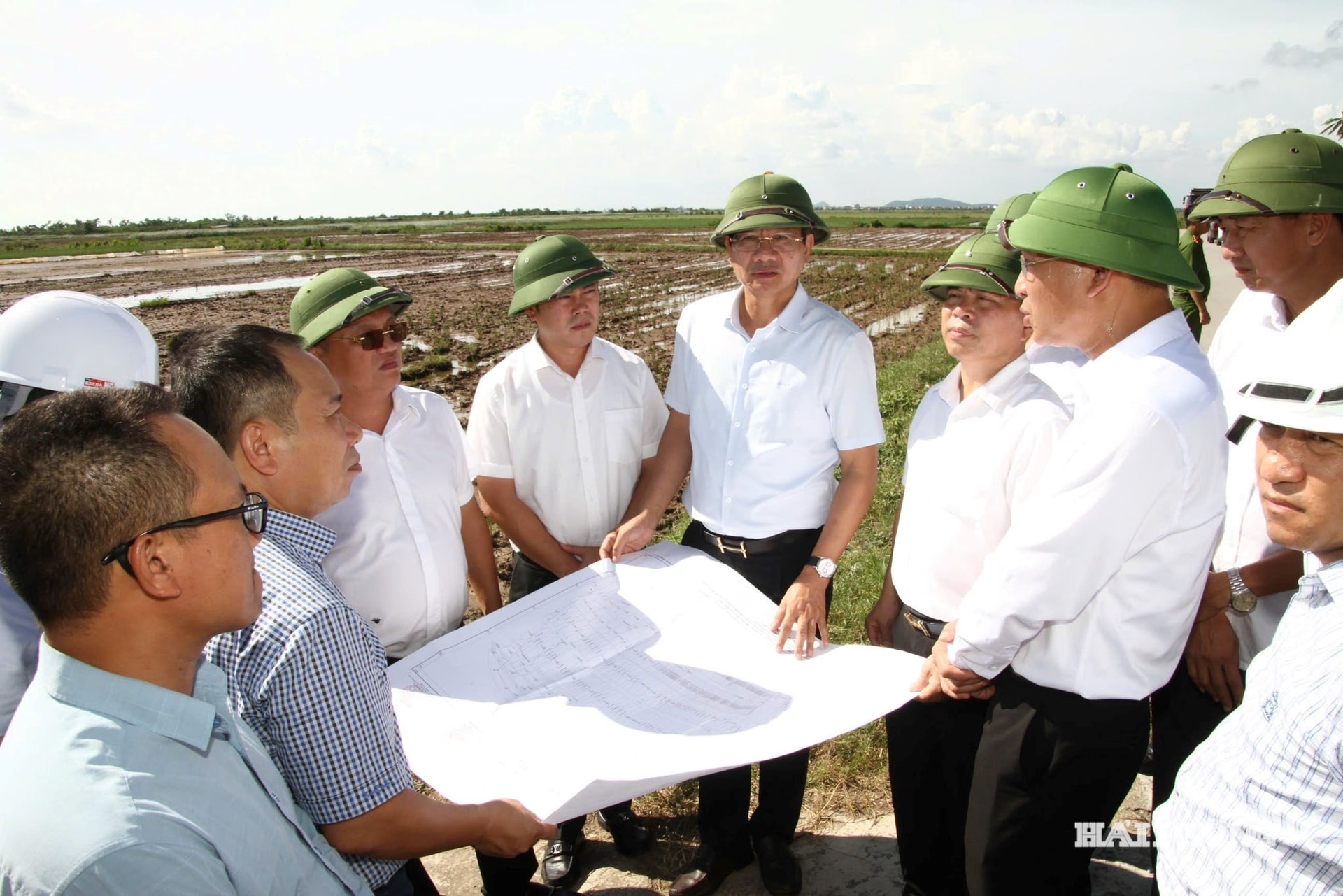 Phó chủ tịch Thường trực UBND thành phố Lê Anh Quân kiểm tra dự án phát triển hạ tầng Khu công nghiệp Tân Trào (giai đoạn 1)