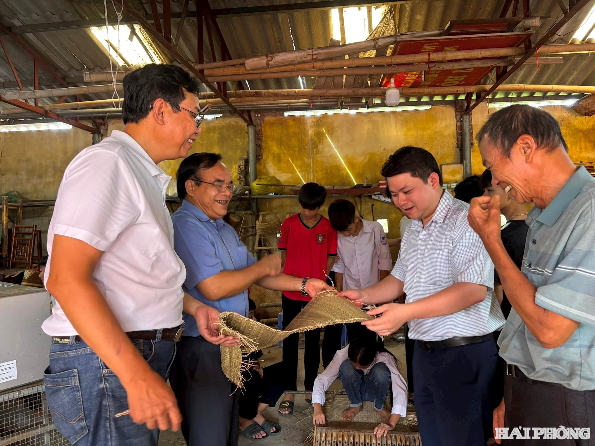 Các đại biểu, nghệ nhân tham quan quy trình sản xuất chiếu cói truyền thống