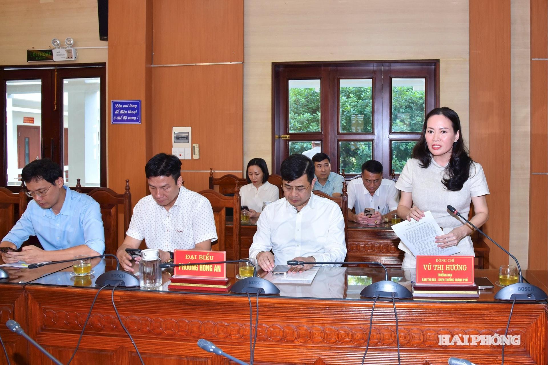 Lãnh đạo Ban Thi đua Khen thưởng thành phố phát biểu tại hội nghị.