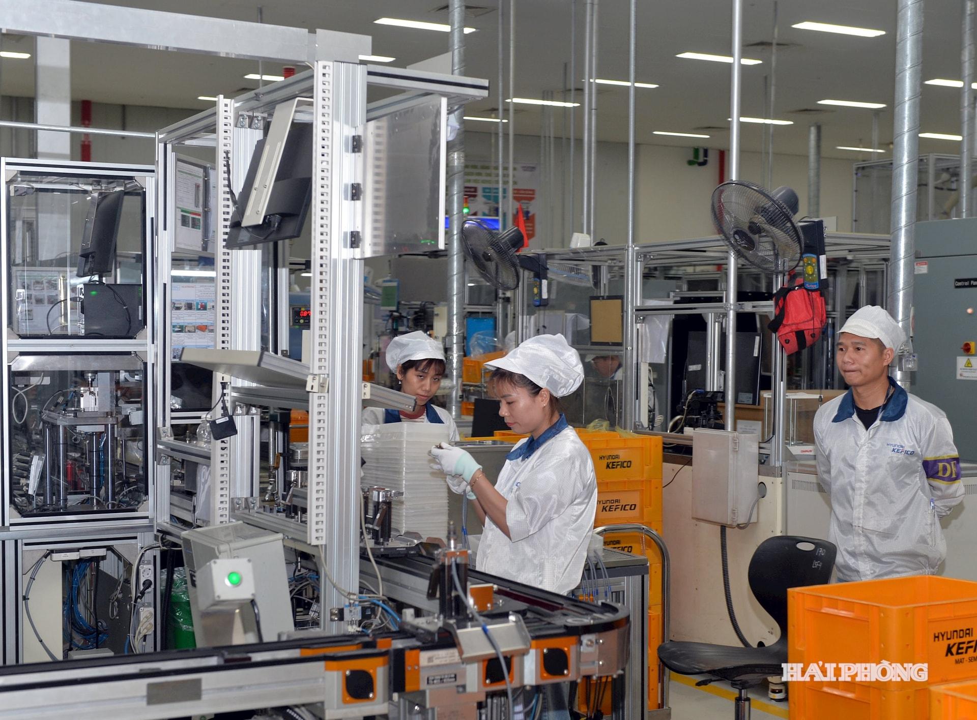 Công nhân Công ty TNHH Hyundai Kafico Việt Nam trên dây chuyền sản xuất