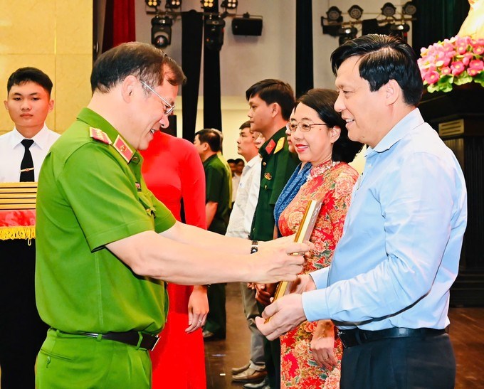 Đại diện B&aacute;o S&agrave;i G&ograve;n Giải Ph&oacute;ng, Ph&oacute; Tổng Bi&ecirc;n tập Nguyễn Ngọc Anh nhận bằng khen của Chủ tịch UBND TPHCM. (Ảnh: SGGP)