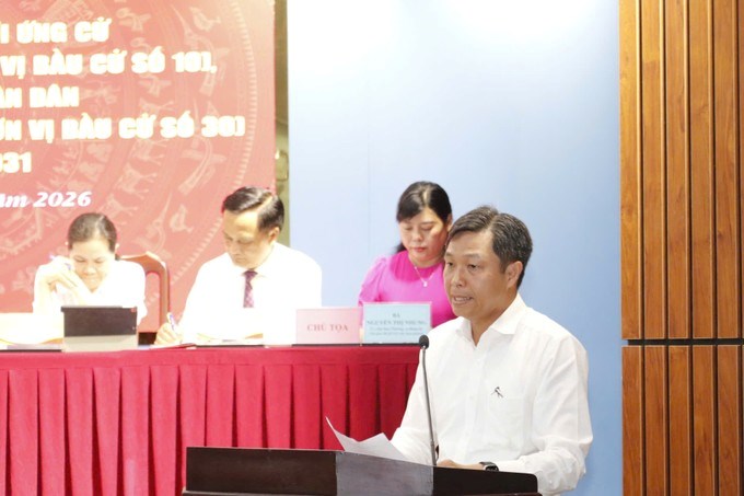 Người ứng cử ĐB HĐND TPHCM Nguyễn Văn Đức trao đổi tại hội nghị