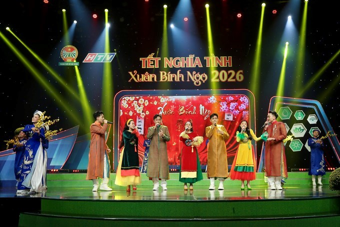 Nh&oacute;m Mắt Ngọc v&agrave; nh&oacute;m 135 biểu diễn ca kh&uacute;c 