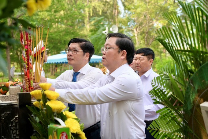 Đồng chí Nguyễn Chí Tài cùng đoàn đại biểu dâng hương tưởng nhớ các Anh hùng liệt sĩ. (Ảnh: SGGP)