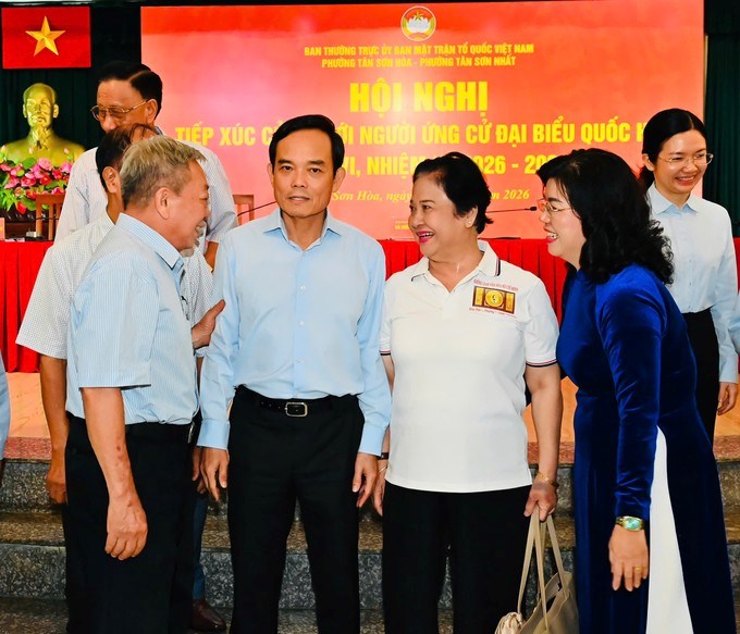 Cử tri trao đổi với Bí thư Thành ủy TPHCM Trần Lưu Quang sau hội nghị. (Ảnh: SGGP)