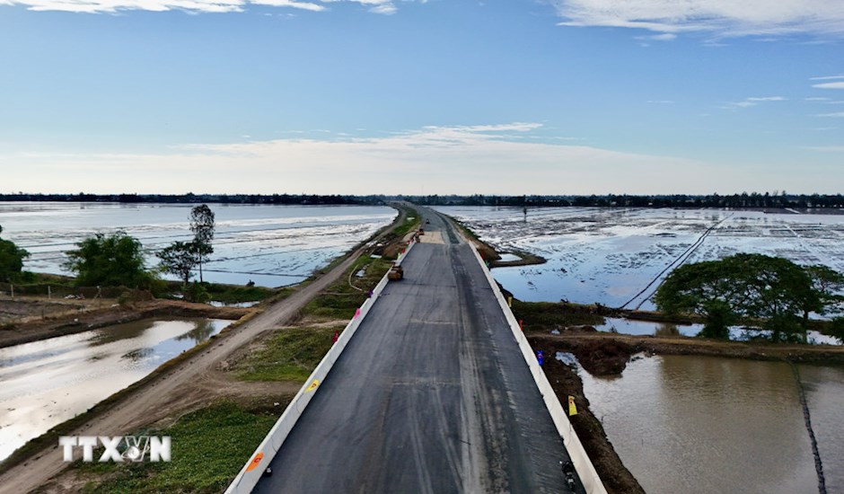 Sáng 19/12/2025, tại xã Vĩnh An, UBND tỉnh An Giang tổ chức Lễ thông xe kỹ thuật Dự án thành phần 1 thuộc Dự án đầu tư xây dựng đường bộ cao tốc Châu Đốc-Cần Thơ-Sóc Trăng giai đoạn 1. Đây là công trình giao thông trọng điểm chào mừng Đại hội đại biểu toàn quốc lần thứ XIV của Đảng và có ý nghĩa quan trọng trong kết nối vùng Đồng bằng sông Cửu Long. (Ảnh: TTXVN)