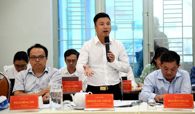 Ph&oacute; Chủ tịch HĐND phường Đinh Quang Anh Lộc b&aacute;o c&aacute;o với đo&agrave;n gi&aacute;m s&aacute;t