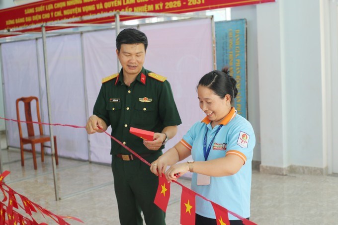 Công tác trang trí phục vụ bầu cử được chuẩn bị chu đáo. Ảnh: VIỆT ĐỨC