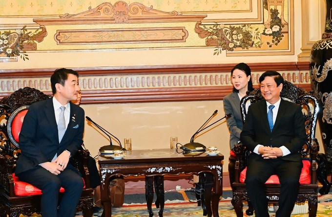 Đồng ch&iacute; V&otilde; Văn Minh tiếp &ocirc;ng Sasaki Hajime. (Ảnh SGGP)