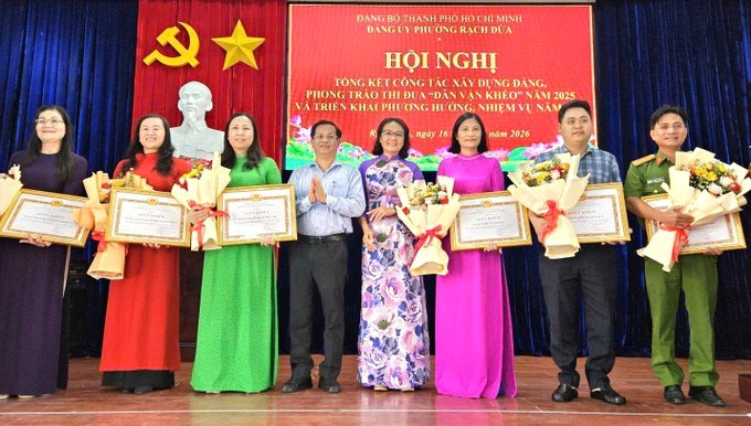 Đồng ch&iacute; Nguyễn Ph&uacute;c Ho&agrave;ng, B&iacute; thư Đảng ủy, Chủ tịch HĐND phường Rạch Dừa trao giấy khen đối với c&aacute;c c&aacute; nh&acirc;n, tập thể