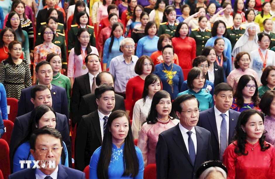 Các đại biểu thực hiện nghi lễ chào cờ. (Ảnh: TTXVN)