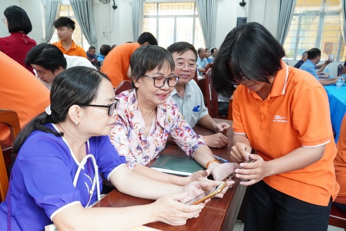 Đội ngũ t&igrave;nh nguyện vi&ecirc;n hướng dẫn c&aacute;c Trưởng khu phố sử dụng ứng dụng SOS khu phố