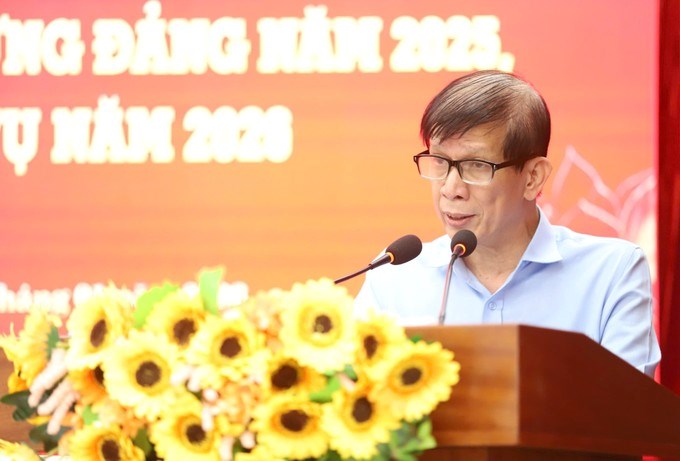 Quyền Tổng Bi&ecirc;n tập B&aacute;o S&agrave;i G&ograve;n Giải Ph&oacute;ng Nguyễn Khắc Văn tham luận tại hội nghị. (Ảnh SGGP)