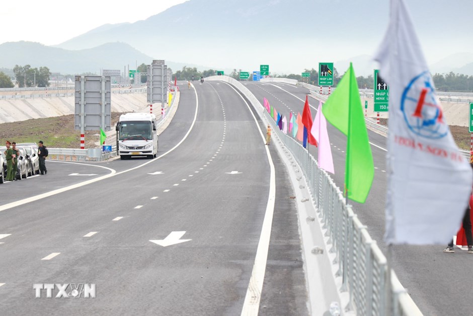 Các biển chỉ dẫn, cảnh báo trên 20 km đầu tuyến cao tốc Khánh Hòa-Buôn Ma Thuột được lắp đặt hoàn thiện, sẵn sàng thông xe kỹ thuật. (Ảnh: TTXVN)