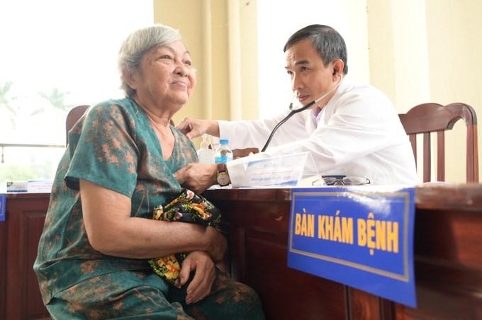 B&aacute;c sĩ Bệnh viện Nh&acirc;n d&acirc;n Gia Định thăm kh&aacute;m cho người d&acirc;n. (Ảnh: SGGP)