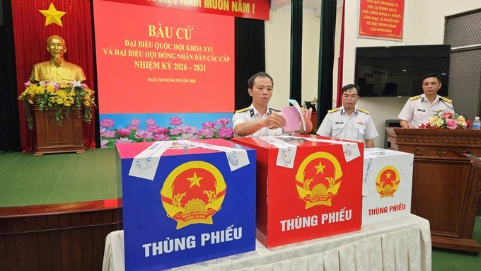 Cử tri bỏ phiếu sớm tại khu vực bỏ phiếu số 1 (phường Phước Thắng). Ảnh: NGUYỄN NAM