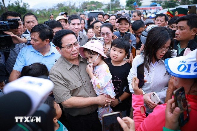 Thủ tướng Phạm Minh Ch&iacute;nh thăm, động vi&ecirc;n nh&acirc;n d&acirc;n v&ugrave;ng ảnh hưởng nặng nề của mưa lũ x&atilde; H&ograve;a Thịnh. (Ảnh: TTXVN)