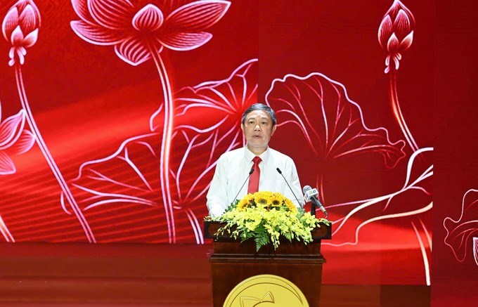 Đồng chí Dương Anh Đức, Trưởng Ban Tuyên giáo và Dân vận Thành ủy TPHCM, phát biểu báo cáo tại hội nghị. (Ảnh: SGGP)