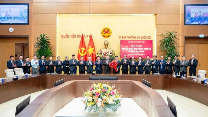 Thủ tướng Phạm Minh Ch&iacute;nh, Chủ tịch Quốc hội Trần Thanh Mẫn v&agrave; c&aacute;c đại biểu ch&uacute;c mừng t&acirc;n Ph&oacute; B&iacute; thư chuy&ecirc;n tr&aacute;ch Đảng ủy Quốc hội Nguyễn Hồng Di&ecirc;n (Ảnh SGGP)