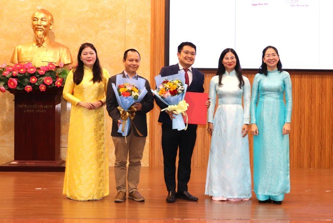 Tặng hoa đến đơn vị k&yacute; ghi nhớ hợp t&aacute;c chuyển đổi số c&ugrave;ng phường