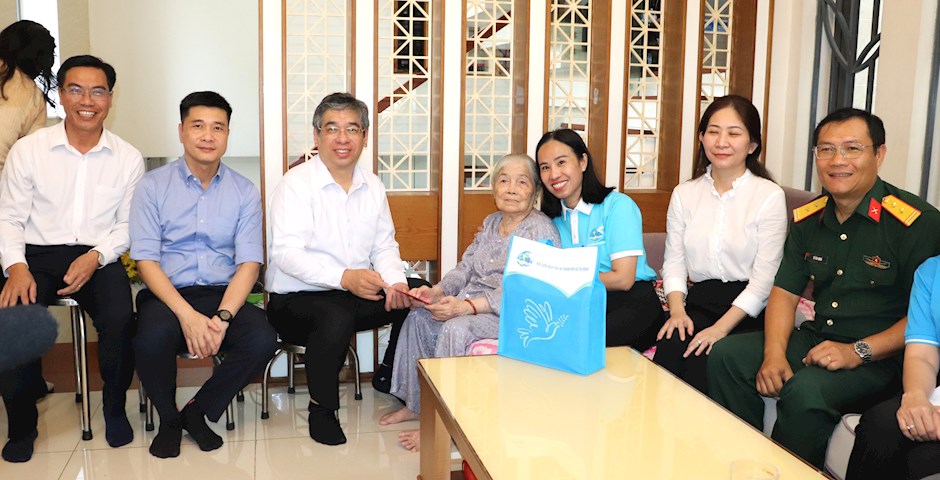 Đoàn đến thăm Mẹ Việt Nam Anh hùng Trần Thị Lưỡng. Ảnh: SGGP