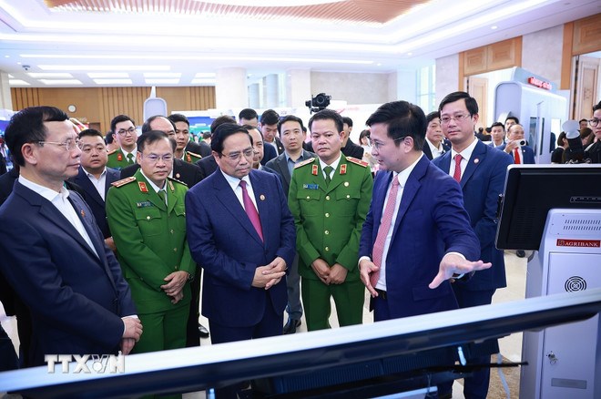 Thủ tướng Phạm Minh Chính tham quan trưng bày về phát triển khoa học, công nghệ, đổi mới sáng tạo và chuyển đổi số. (Ảnh: TTXVN)