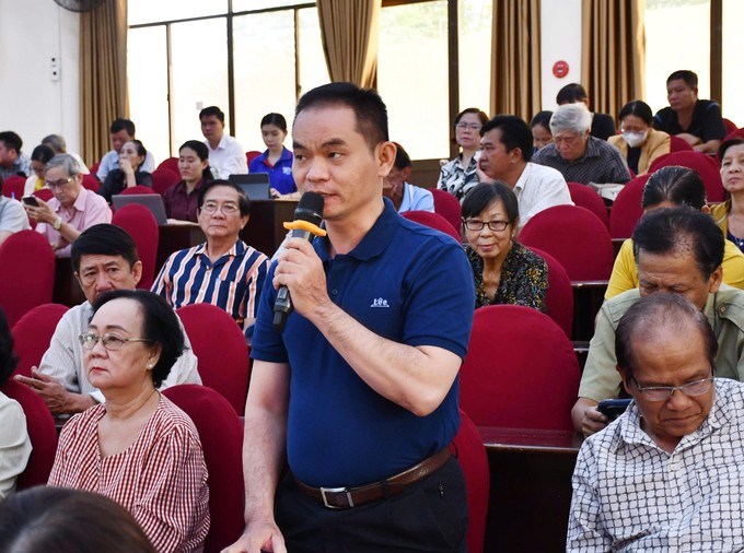 Cử tri nêu ý kiến tại buổi tiếp xúc (Ảnh SGGP)