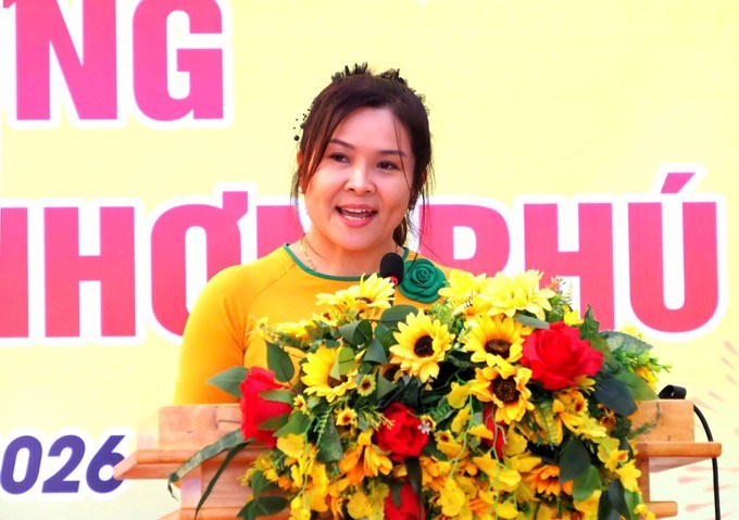 Hiệu trưởng Trần Ch&acirc;u Cẩm T&uacute; cam kết phấn đấu x&acirc;y dựng trường theo chuẩn ti&ecirc;n tiến, hiện đại trong những năm học tiếp theo