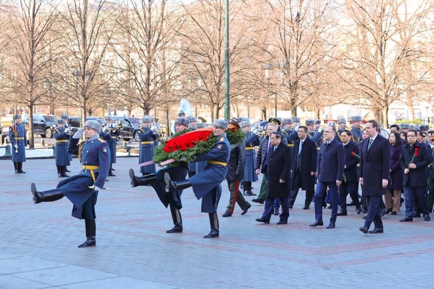 Thủ tướng Phạm Minh Chính và đoàn đại biểu Việt Nam tới đặt hoa tại Đài tưởng niệm Liệt sĩ Vô danh. (Ảnh: VGP)