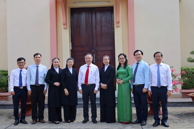 Đoàn lãnh đạo TPHCM đến thăm, chúc mừng Giáng sinh 2025 và năm mới 2026 tại Dòng Mến Thánh Giá Chợ Quán. (Ảnh: SGGP)