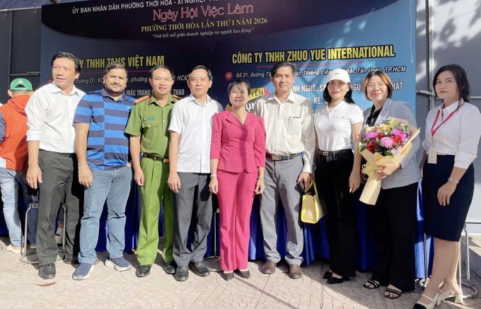 L&atilde;nh đạo UBND phường Thới H&ograve;a thăm c&aacute;c gian h&agrave;ng tuyển dụng lao động. (Ảnh: SGGP)