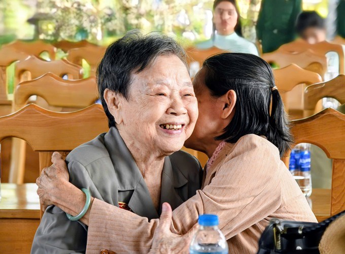 B&agrave; Nhỏ v&agrave; b&agrave; Li&ecirc;n vui mừng gặp nhau tại buổi lễ. (Ảnh: SGGP)