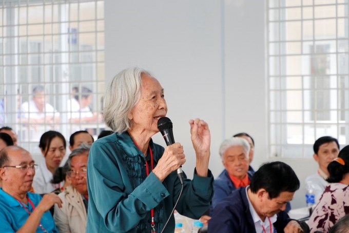 Người d&acirc;n n&ecirc;u kiến nghị. (Ảnh: SGGP)