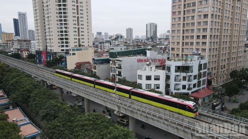 Đo&agrave;n t&agrave;u tr&ecirc;n tuyến đường sắt đ&ocirc; thị 3.1 Nhổn-Ga H&agrave; Nội.