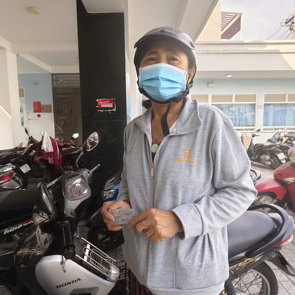 Tranh thủ sắp xếp c&ocirc;ng việc gia đ&igrave;nh, b&agrave; L&acirc;m Ngọc Phương (khu phố Ph&uacute; Lợi 5) đến trạm y tế để t&igrave;m hiểu th&ocirc;ng tin điều trị bệnh thận cho mẹ gi&agrave; 83 tuổi